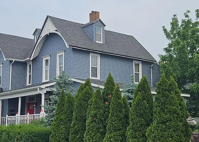 Downstairs 2 Bedroom Apt- Pet Friendly- Walking Distance To Beach & Shops