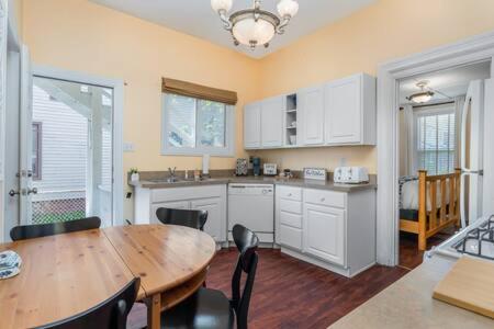 Downstairs 2 Bedroom Apt- Pet Friendly- Walking Distance To & Shops Apartment *