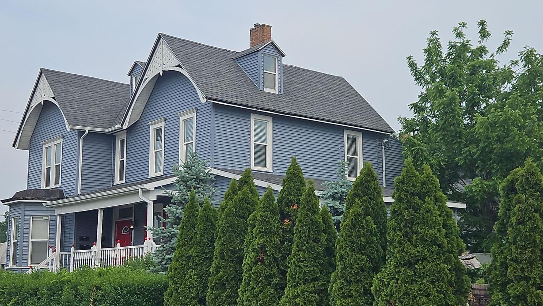 Downstairs 2 Bedroom Apt- Pet Friendly- Walking Distance To & Shops Apartment