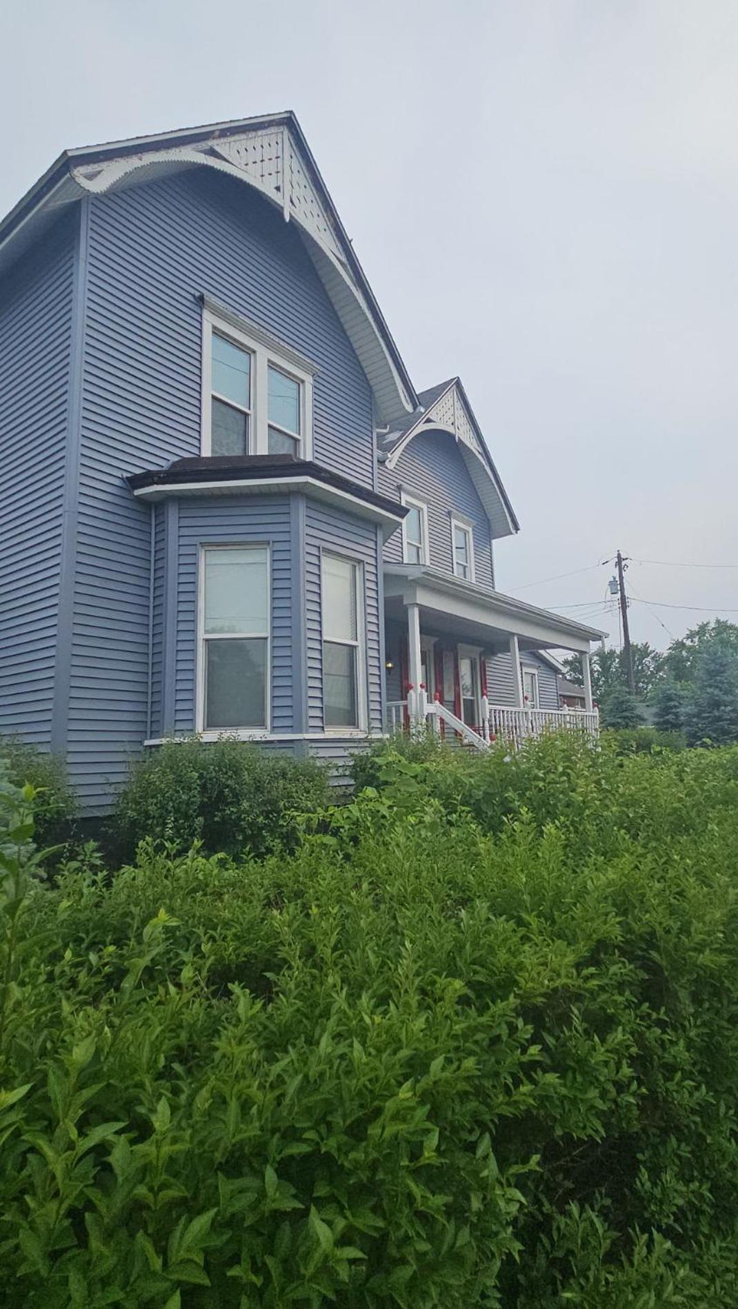 Downstairs 2 Bedroom Apt- Pet Friendly- Walking Distance To & Shops *